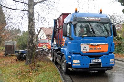 Lutzenberg: Lkws stossen zusammen - 1 Fahrer eingeklemmt und schwer verletzt